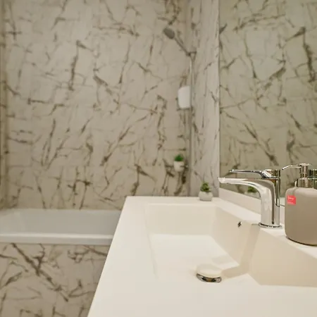 One Verdi Park Exclusive - Panoramic View & Private Parking Бухарест